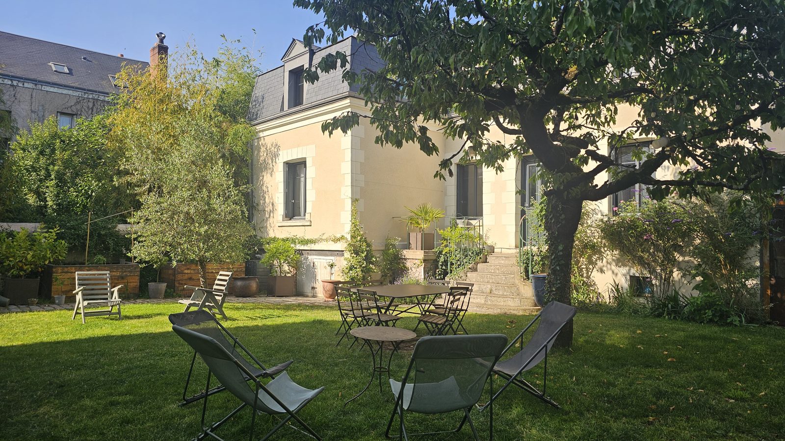 Terrasse et façade du gîte en fin de journée