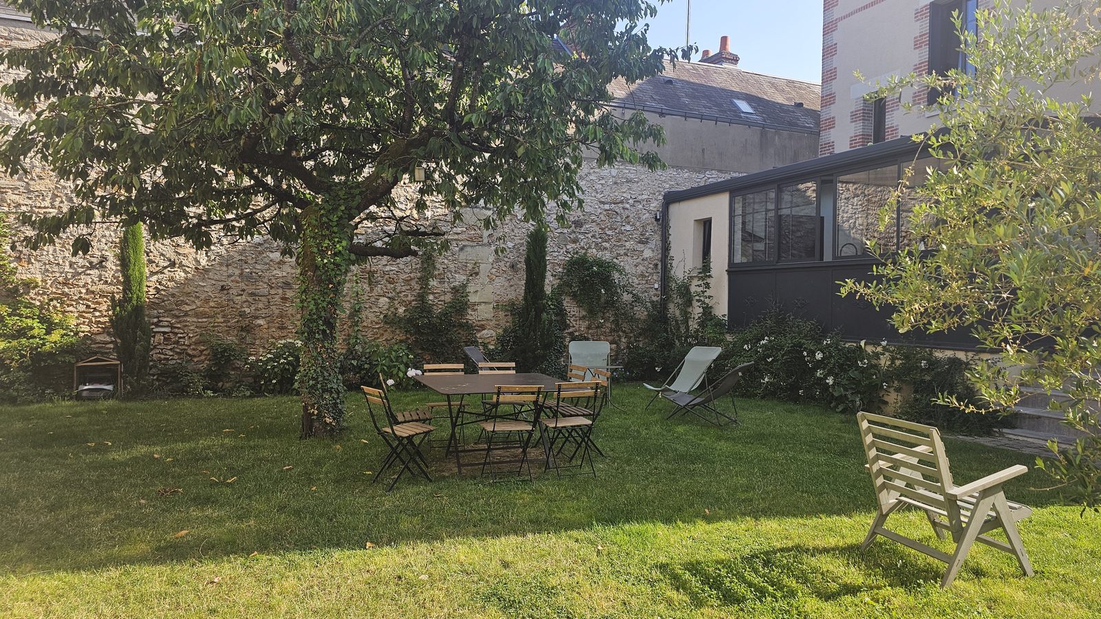 Jardin clos ombragé avec mobilier extérieur