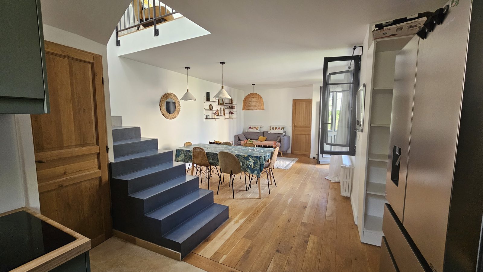 Salle à manger et escalier menant à l'étage